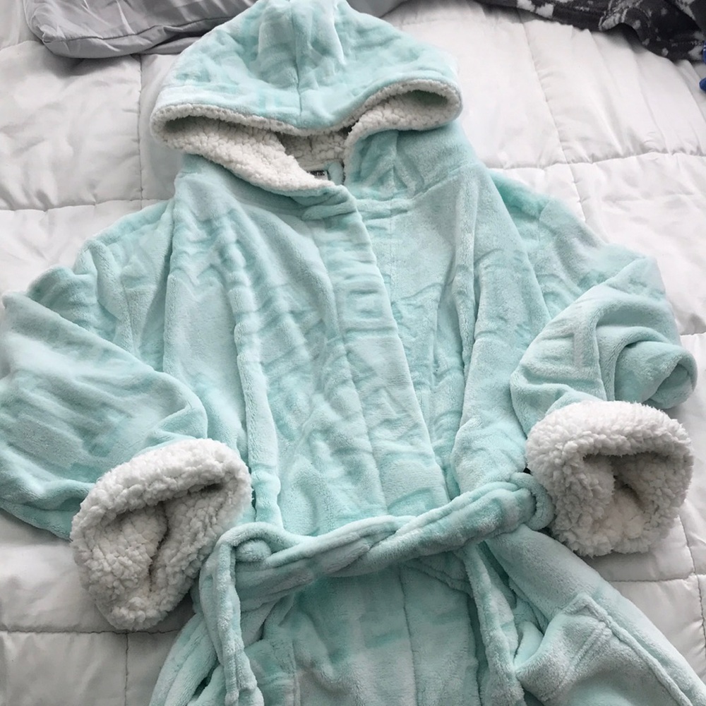Pink mint green comfy short robe. Size M/L.